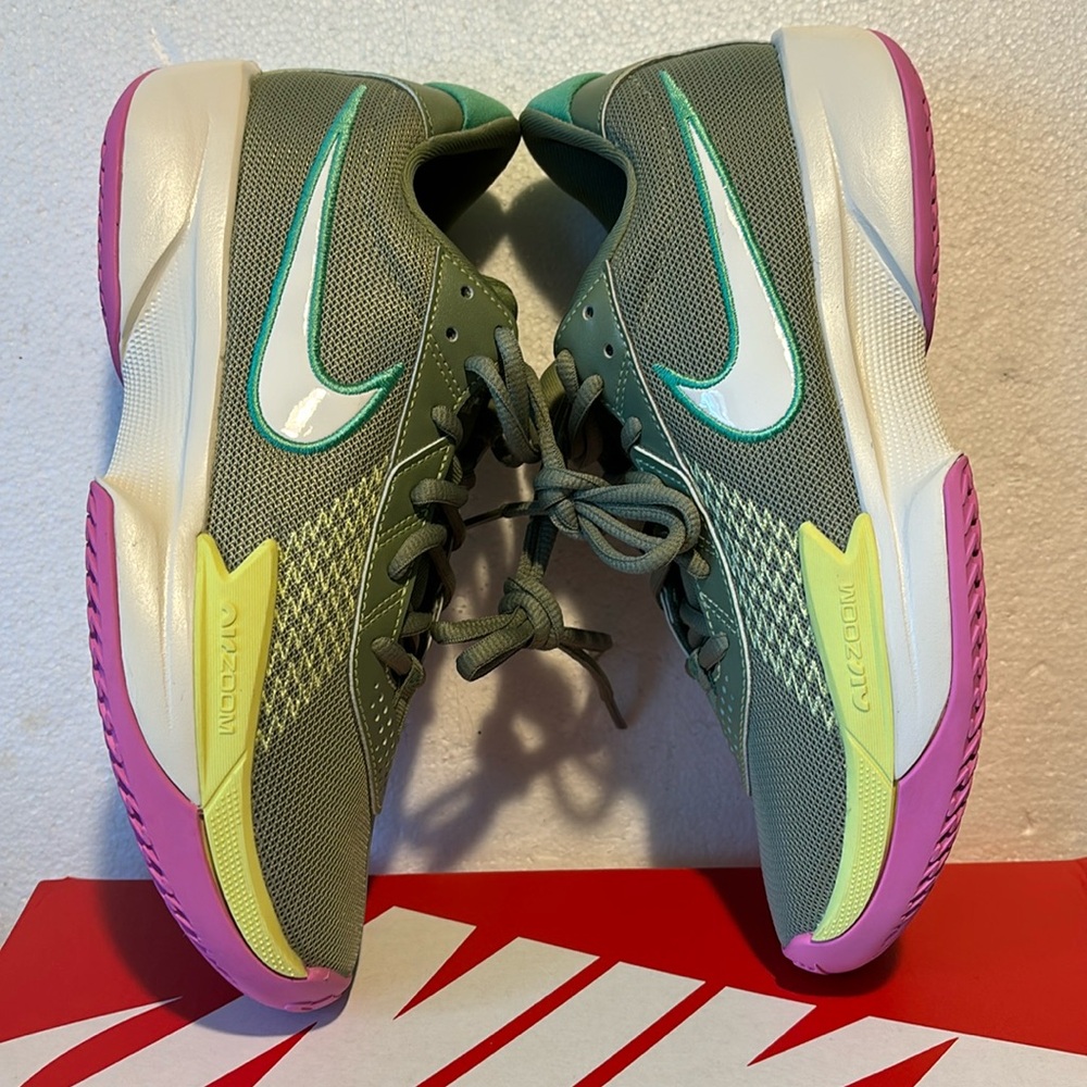 New Nike Men (7) Women (8.5)